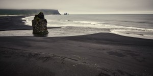 Beitragsbild des Blogbeitrags Schwarzer Strand Kirkjufjara und die Basaltsäulen