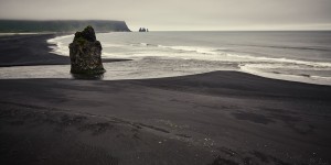 Beitragsbild des Blogbeitrags Schwarzer Strand Kirkjufjara und die Basaltsäulen 