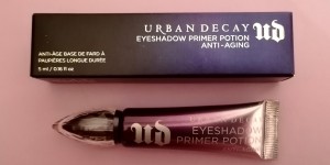 Beitragsbild des Blogbeitrags URBAN DECAY - EYESHADOW PRIMER ANTI - AGING