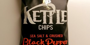 Beitragsbild des Blogbeitrags KETTLE CHIPS - SEA SALT & CRUSHED BLACK PEPPER