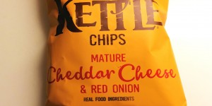 Beitragsbild des Blogbeitrags KETTLE CHIPS - MATURE CHEDDAR CHEESE & RED ONION