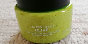 Beitragsbild des Blogbeitrags THE BODY SHOP - OLIVE KÖRPERPEELING 