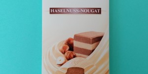 Beitragsbild des Blogbeitrags LINDT - CREATION HASELNUSS NOUGAT: WEISSE SCHOKOLADE MIT BRAUNEN NOUGAT 