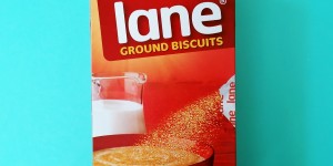 Beitragsbild des Blogbeitrags BAMBI LANE - GROUND BISCUITS: TORTENBODEN LEICHT GEMACHT