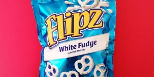 Beitragsbild des Blogbeitrags FLIPZ - WHITE FUDGE COVERED PRETZELS: SALZIGE BREZEL MIT SÜSSEM ÜBERZUG 