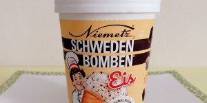 Beitragsbild des Blogbeitrags NIEMETZ - SCHWEDENBOMBEN EIS: MIT GANZEN SCHWEDENBOMBEN