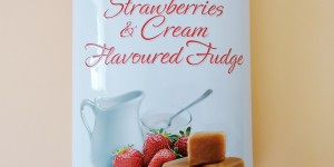 Beitragsbild des Blogbeitrags GARDINERS - STRAWBERRIES & CREAM FLAVOURED FUDGE: MIT ERDBEERGESCHMACK? DAS KLINGT SEHR LECKER 