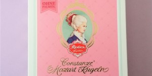 Beitragsbild des Blogbeitrags REBER CONSTANZE - MOZARTKUGELN: IST DAS DIE MODERNE VERSION DES WELTBERÜHMTEN KLASSIKERS?