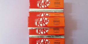 Beitragsbild des Blogbeitrags NESTLE -  KitKat ORANGE: SCHMECKT ES FRUCHTIG WIE GUMMIBÄRCHEN? ODER HERB WIE ORANGENMARMELADE? 