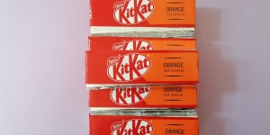 Beitragsbild des Blogbeitrags NESTLE - KitKat ORANGE: SCHMECKT ES FRUCHTIG WIE GUMMIBÄRCHEN? ODER HERB WIE ORANGENMARMELADE?