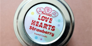 Beitragsbild des Blogbeitrags SWIZZELS - LOVE HEARTS STRAWBERRY CANDLE: OB DIESE KERZE WIE DIE NASCHHERZCHEN AUS MEINER KINDHEIT DUFTET? 