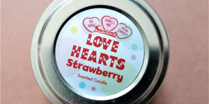 Beitragsbild des Blogbeitrags SWIZZELS - LOVE HEARTS STRAWBERRY CANDLE: OB DIESE KERZE WIE DIE NASCHHERZCHEN AUS MEINER KINDHEIT DUFTET?