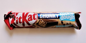 Beitragsbild des Blogbeitrags KitKat - CHUNKY COOKIE DOUGH: EIN KitKat MIT KEKSTEIG FÜLLUNG?