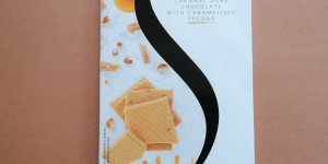 Beitragsbild des Blogbeitrags SELECTION - CARAMEL DORE CHOCOLATE WITH CARAMELISED PECANS: WEISSE SCHOKOLADE, KARAMELL UND NÜSSE, DAS KLINGT AUSSERGEWÖHNLICH!