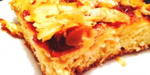 Beitragsbild des Blogbeitrags Leeecker! Butterkuchen mit Marmelade und Mandeln 