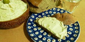 Beitragsbild des Blogbeitrags Ein Klassiker für die Fastenzeit: Bierbrot und Heringsbutter