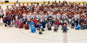 Beitragsbild des Blogbeitrags Die Kinder spielen Eishockey im Sportverein Wölfe/Farkasok!