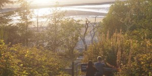 Beitragsbild des Blogbeitrags Lone Cone Hostel & Camping: Reise nach Tofino mit den First Nation Ureinwohnern Kanadas.