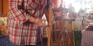 Beitragsbild des Blogbeitrags Einkehren bei Oma Rienesl: Mohnzelten & Wollwerkstatt beim Landurlaub im Waldviertel