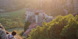 Beitragsbild des Blogbeitrags Reisen mit dem Auto in Griechenland: Von Thessaloniki, über die Meteora-Klöster, Delphi & Theben bis nach Athen.
