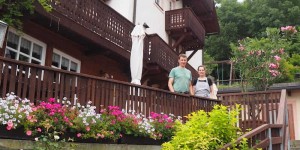 Beitragsbild des Blogbeitrags Zu Besuch beim Althammerhof am Semmering: Schafzucht, Mostheuriger & Naturidylle