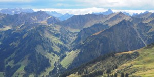 Beitragsbild des Blogbeitrags Schöner wohnen, intensivERleben: Warum Wandern bei den Walsern wirklich lohnt. 