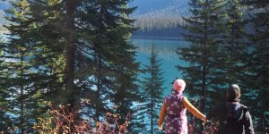 Beitragsbild des Blogbeitrags Roadtrip in West Kanada: Romantik pur in der Emerald Lake Lodge in den Rocky Mountains. 