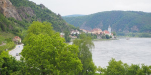 Beitragsbild des Blogbeitrags Unterwegs im Klösterreich: Stift Melk, Stift Dürnstein und das Welterbe Wachau. 