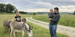 Beitragsbild des Blogbeitrags Unterwegs mit Baby + Kleinkind: Eselwanderung im „TieReich“ Niederösterreich 