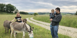 Beitragsbild des Blogbeitrags Unterwegs mit Baby + Kleinkind: Eselwanderung im „TieReich“ Niederösterreich