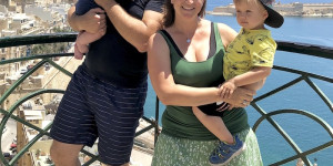 Beitragsbild des Blogbeitrags Familienreise nach Malta: Tipps für den Aufenthalt mit Baby + Kleinkind. 