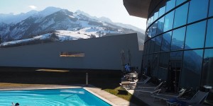 Beitragsbild des Blogbeitrags Die besten Reisetipps zum Sonnenskilauf im #SalzburgerLand: Kitzsteinhorn, Schmittenhöhe, TauernSPA & mehr!