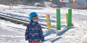 Beitragsbild des Blogbeitrags “Aktion Kinderschnee” Skikurs im Bregenzerwald: Liam übt Skifahren!