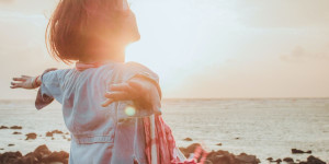 Beitragsbild des Blogbeitrags Light Language and Somatic Exercises: A Dynamic Duo for Healing from Narcissistic Abuse