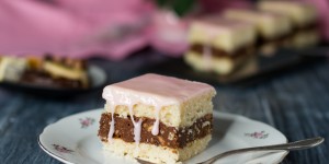 Beitragsbild des Blogbeitrags Punschschnitte mit Keksresten … (vegan)
