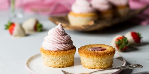 Beitragsbild des Blogbeitrags Erdbeer-Zitronen Cupcakes … (vegan)