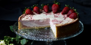 Beitragsbild des Blogbeitrags Erdbeer-Rhabarber-Cheesecake … (vegan) 