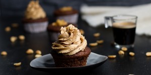 Beitragsbild des Blogbeitrags Snickers-Cupcake … (vegan)