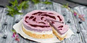 Beitragsbild des Blogbeitrags Heidelbeer-Zitronen-Cheesecake …(vegan, raw)