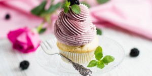 Beitragsbild des Blogbeitrags Weiße Schokoladen-Brombeer Cupcakes … (vegan)