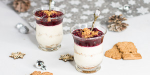 Beitragsbild des Blogbeitrags Weißes Mousse au Chocolat mit Spekulatius und Punschbeeren … (vegan)