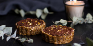 Beitragsbild des Blogbeitrags Schoko-Nuss-Tartelette (vegan, raw)