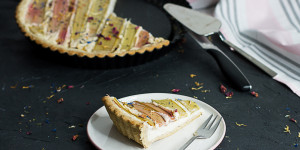 Beitragsbild des Blogbeitrags Rhabarber-Cheesecake-Tarte … (vegan) 