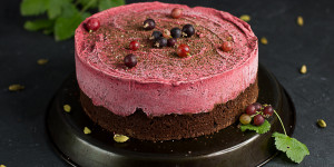 Beitragsbild des Blogbeitrags Eistorte – Brownie-Waldbeere … (vegan)
