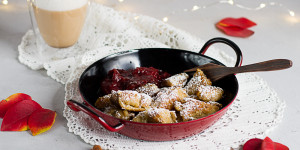 Beitragsbild des Blogbeitrags Kaiserschmarrn mit Zwetschgenröster … (vegan)