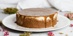 Beitragsbild des Blogbeitrags Cheesecake mit Tahinkaramellsauce … (vegan) 