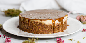 Beitragsbild des Blogbeitrags Cheesecake mit Tahinkaramellsauce … (vegan)