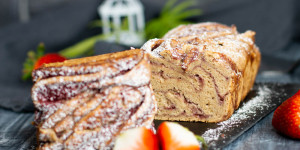 Beitragsbild des Blogbeitrags Erdbeer-Proteinbabka … (vegan)