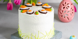 Beitragsbild des Blogbeitrags Ostertorte – Karottenkuchen mit Pfirsich und Vanillecreme … (vegan)