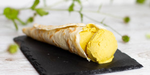 Beitragsbild des Blogbeitrags Goldene Milch-Eis mit Waffeln … (vegan)